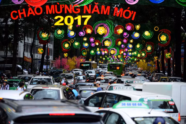 Hàng nghìn xe cộ kẹt cứng ở trung tâm Sài Gòn