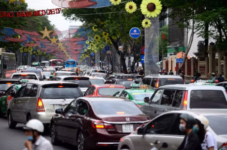 Hang nghin xe co ket cung o trung tam Sai Gon - Anh 3