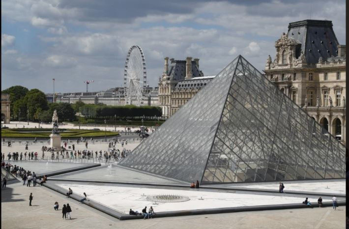 Louvre là một trong những bảo tàng nổi tiếng nhất mọi thời đại.