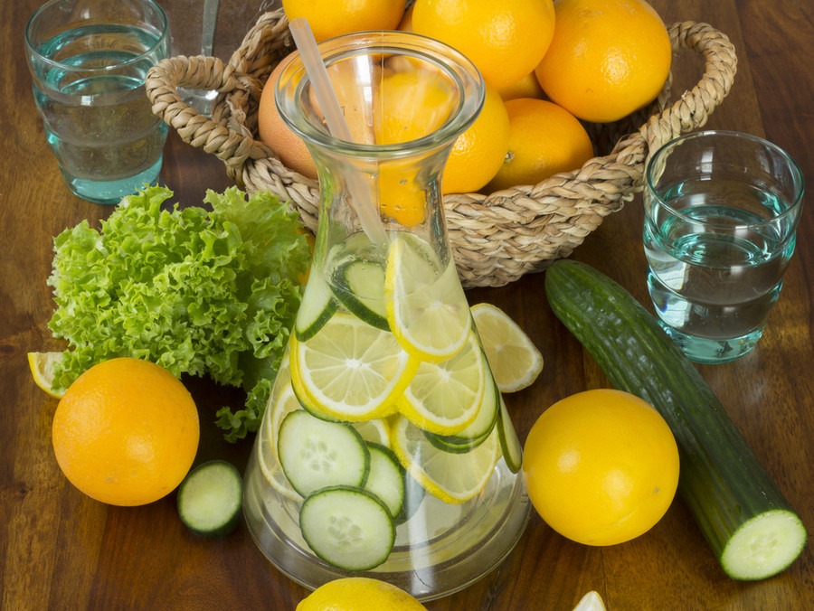 Dưa chuột + cam: Cách làm tương tự như một loại thức uống detox. Chuẩn bị khoảng 6 cốc nước lọc lạnh, 6 lát dưa chuột, 5 lát cam. Cho tất cả vào một bình chứa rồi đưa vào tủ lạnh, sau khoảng 30 phút - 1 tiếng có thể dùng.