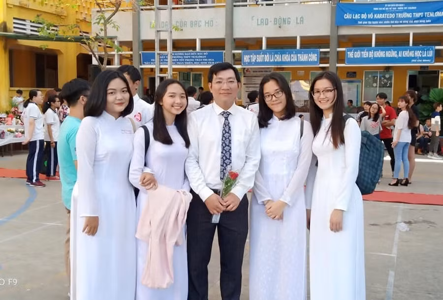 Thầy Viết Lãm chụp ảnh lưu niệm cùng học trò của mình