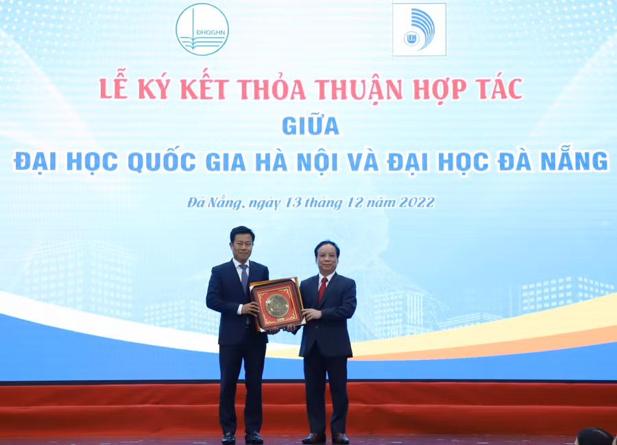 Lãnh đạo ĐH Đà Nẵng tặng quà lưu niệm với lãnh đạo ĐH Quốc gia Hà Nội. Lãnh đạo ĐH Đà Nẵng tặng quà lưu niệm với lãnh đạo ĐH Quốc gia Hà Nội.