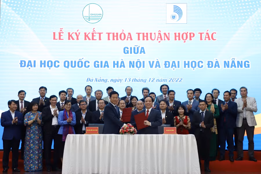 Lễ ký kết thỏa thuận hợp tác giữa ĐH Quốc gia Hà Nội và ĐH Đà Nẵng.
