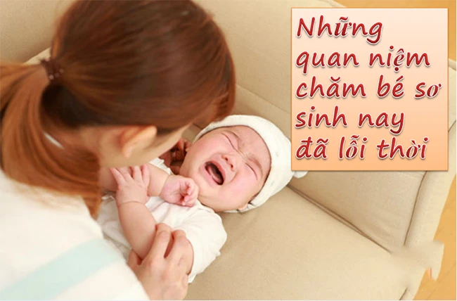 Những cách chăm sóc trẻ sơ sinh các mẹ cứ nghĩ là đúng nhưng bác sĩ khuyên hoàn toàn ngược lại