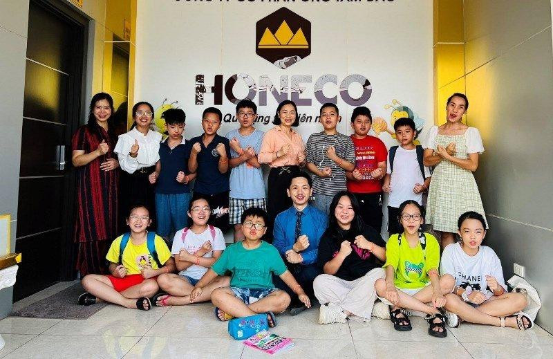 Học sinh được trải nghiệm ở Công ty CP Ong Tam Đảo.