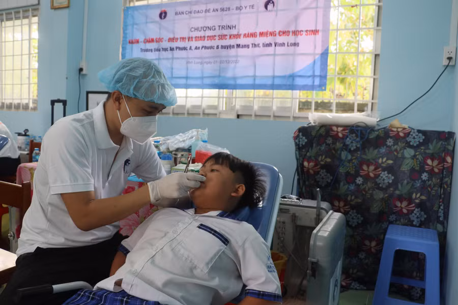Nhân viên y tế khám răng học sinh tại Trường TH An Phước A, Vũng Liêm (Vĩnh Long).