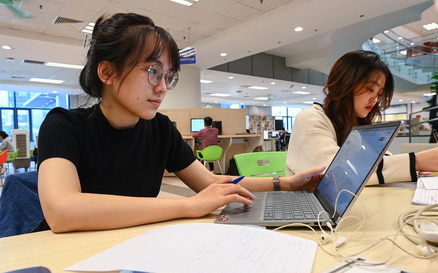 Sinh viên Trường ĐH Kinh tế Quốc dân học tại thư viện. Ảnh: INT Sinh viên Trường ĐH Kinh tế Quốc dân học tại thư viện. Ảnh: INT