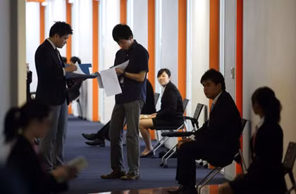 Sinh vien Nhat Ban buoc phai song chung voi no nan - Anh 4