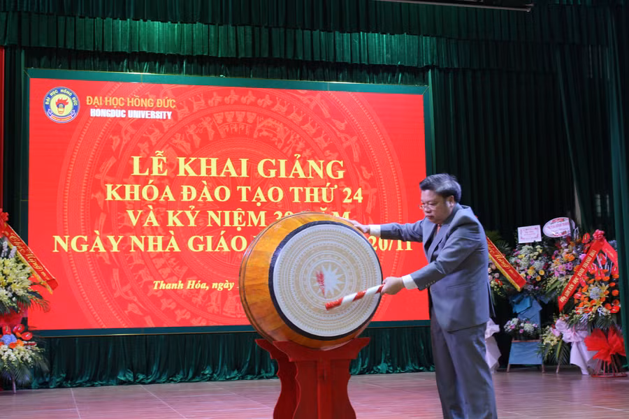 Thầy Bùi Văn Dũng - Hiệu trưởng Trường ĐH Hồng Đức đánh trống khai giảng năm học mới 2021 – 2022.