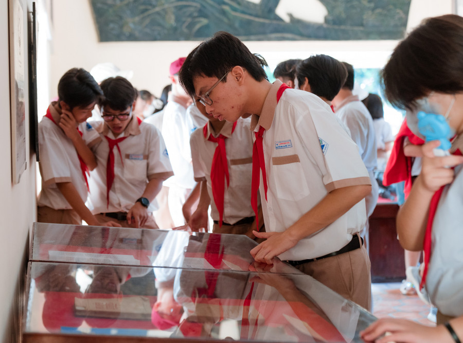 Học sinh Trường THCS Lương Định Của tham quan, học tập tại Khu Di tích Rạch Gầm - Xoài Mút. Học sinh Trường THCS Lương Định Của tham quan, học tập tại Khu Di tích Rạch Gầm - Xoài Mút.