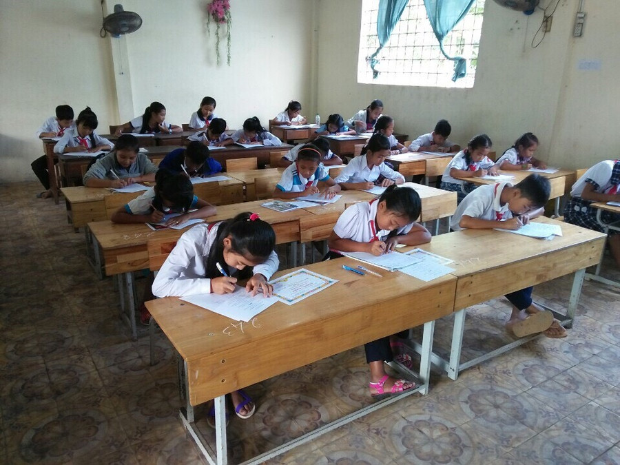 Các em học sinh trong phần thi viết chữ đẹp