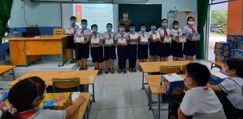 Nguyễn Trần Yến Trang (thứ 3 từ phải sang) nhận phần thưởng cho học sinh giỏi trong Lễ tổng kết năm học 2020 - 2021. Ảnh: NVCC