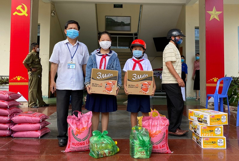 Trường Tiểu học Phan Phu Tiên trao nhu yếu phẩm cho HS có hoàn cảnh khó khăn trước khi Đà Nẵng thực hiện phong tỏa toàn thành phố. Ảnh: Ngọc Ánh