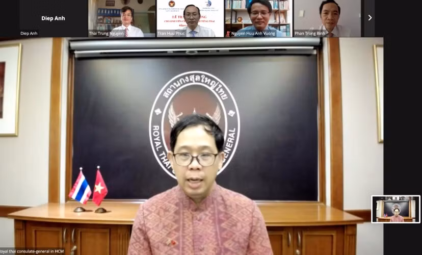 Lễ trao học bổng trực tuyến của Tổng Lãnh sự quán Hoàng gia Thái Lan tại TPHCM cho 20 SV ngành Tiếng Thái của Trường ĐH Ngoại ngữ (ĐH Đà Nẵng). Ảnh: NTCC