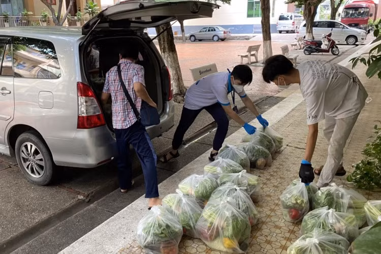 Nhóm tình nguyện viên Trường ĐHKHXH&amp;NV TPHCM chuyển nhu yếu phẩm hỗ trợ SV. Ảnh: NTCC