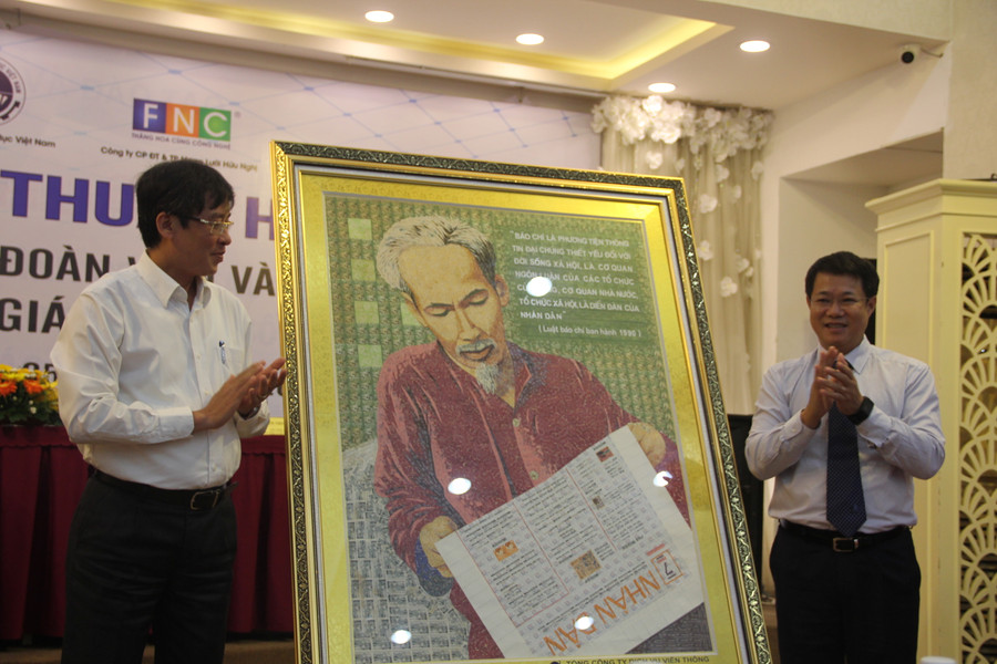 Bức tranh của VNPT tặng Công đoàn Giáo dục Việt Nam được xếp từ các con tem