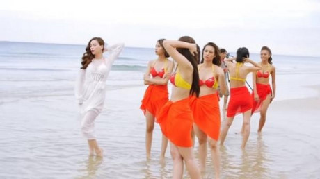 Mặc bikini thị phạm thí sinh The Face, Phạm Hương lộ khuyết điểm trông thấy - Ảnh 3 Mac bikini thi pham thi sinh The Face, Pham Huong lo khuyet diem trong thay - Anh 3