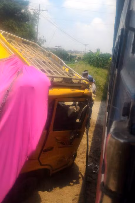 Tong trung xe tai, dau tau hoa bi hu hong nang - Anh 2