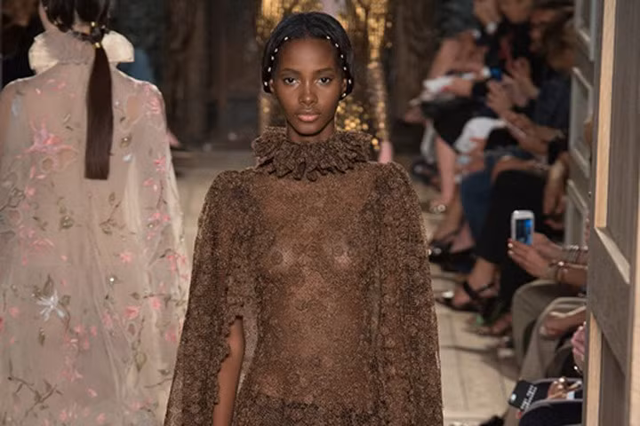 Thời trang ngực trần khiến người xem phải phát ngượng vì mặc như không mặc