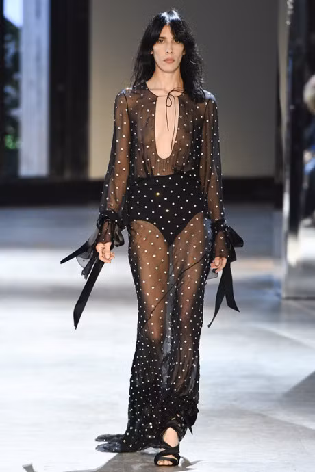 Thoi trang nguc tran khien nguoi xem phai phat nguong vi mac nhu khong mac - Anh 8