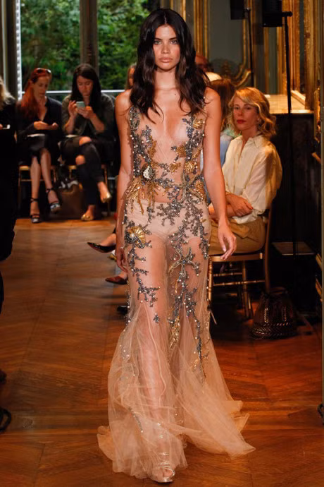 Thoi trang nguc tran khien nguoi xem phai phat nguong vi mac nhu khong mac - Anh 4