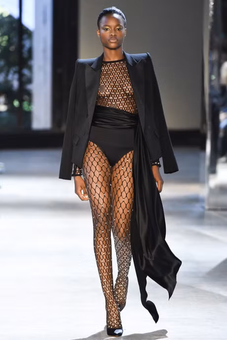 Thoi trang nguc tran khien nguoi xem phai phat nguong vi mac nhu khong mac - Anh 7