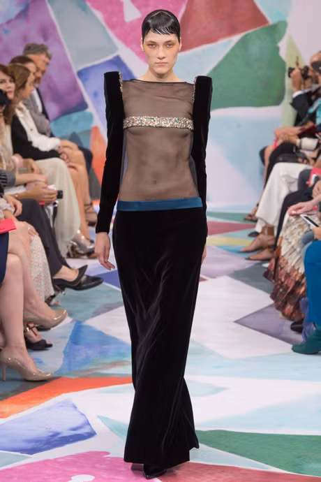 Thoi trang nguc tran khien nguoi xem phai phat nguong vi mac nhu khong mac - Anh 10