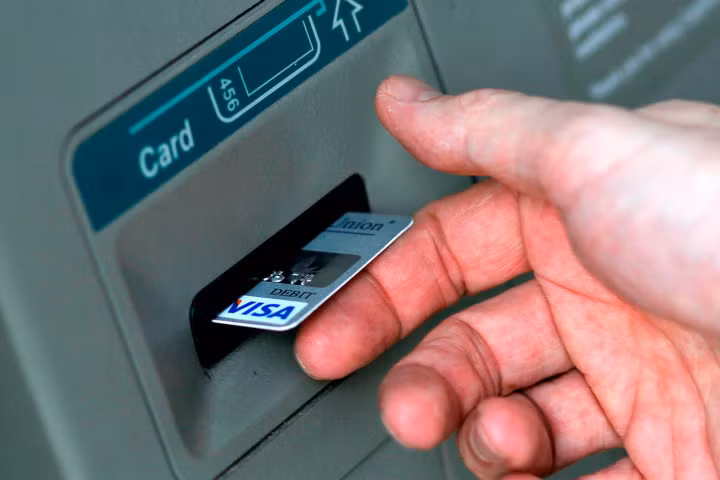 Những sự cố thường gặp khi sử dụng ATM và cách khắc phục