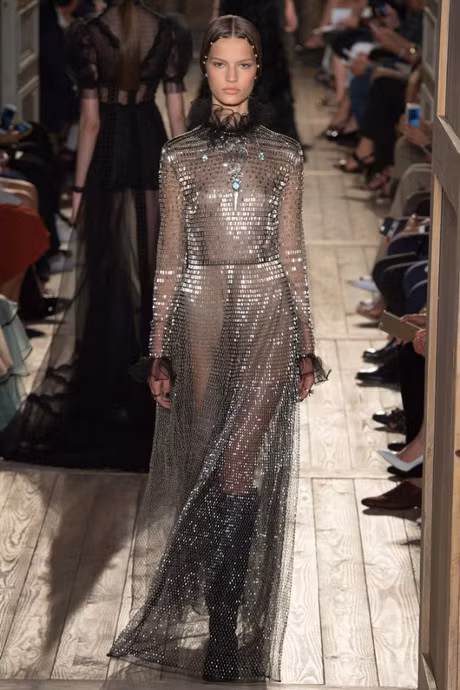 Thoi trang nguc tran khien nguoi xem phai phat nguong vi mac nhu khong mac - Anh 2