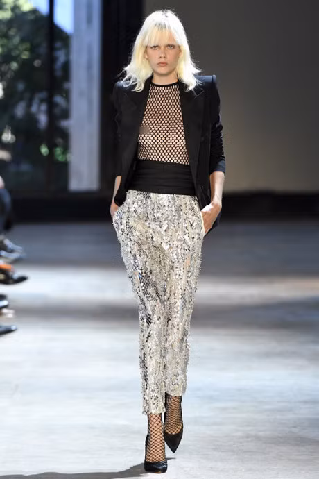 Thoi trang nguc tran khien nguoi xem phai phat nguong vi mac nhu khong mac - Anh 6