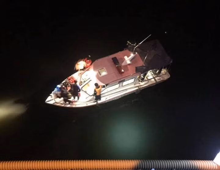 Lực lượng chức năng tiến hành trục vớt thi thể anh C.