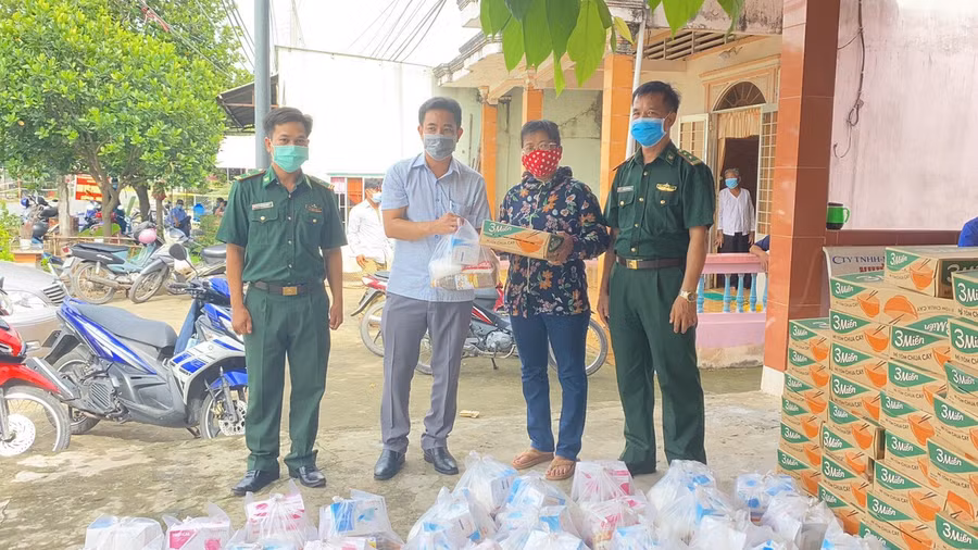 Đồn Biên phòng Vĩnh Châu bàn giao quà cho chính quyền địa phương để hỗ trợ cho người dân.