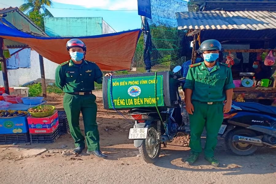 Đồn Biên phòng Vĩnh Châu tuyên truyền phòng, chống dịch Covid-19 bằng mô hình “Tiếng loa Biên phòng”.