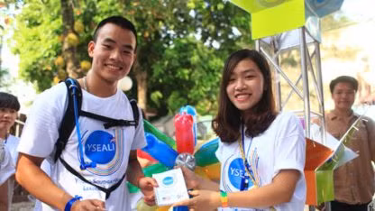 Các bạn trẻ tìm hiểu về YSEALI và đăng ký làm thành viên YSEALI