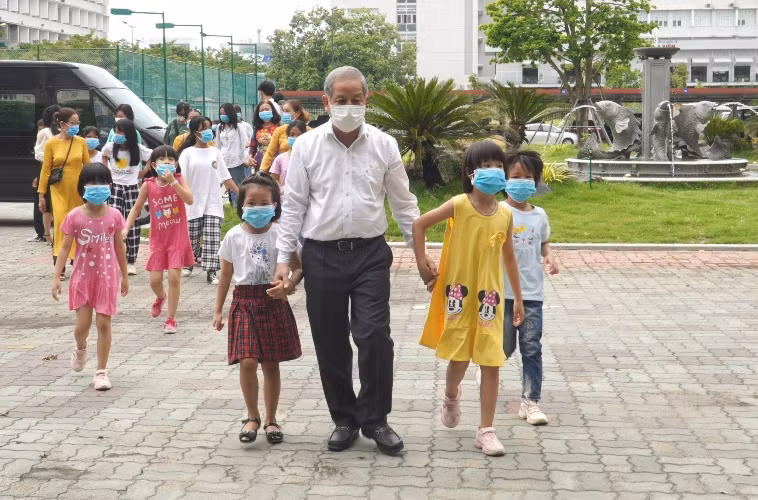 Chủ tịch UBND tỉnh Phan Ngọc Thọ dẫn các cháu ở Làng Trẻ em SOS Huế tham quan trụ sở UBND tỉnh,