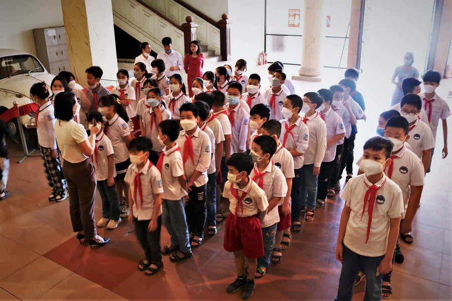 Học sinh Trường Tiểu học Lê Hồng Phong (TP Thái Bình, tỉnh Thái Bình) nghe thuyết minh về các hiện vật được trưng bày trong Bảo tàng Thái Bình. Ảnh NTCC.