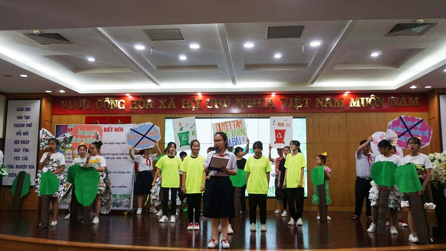 Mỗi học sinh sẽ là một tuyên truyền viên trong cuộc vận động "Người dân TP.HCM không xả rác ra đường và kênh rạch vì thành phố sạch và giảm ngập nước".