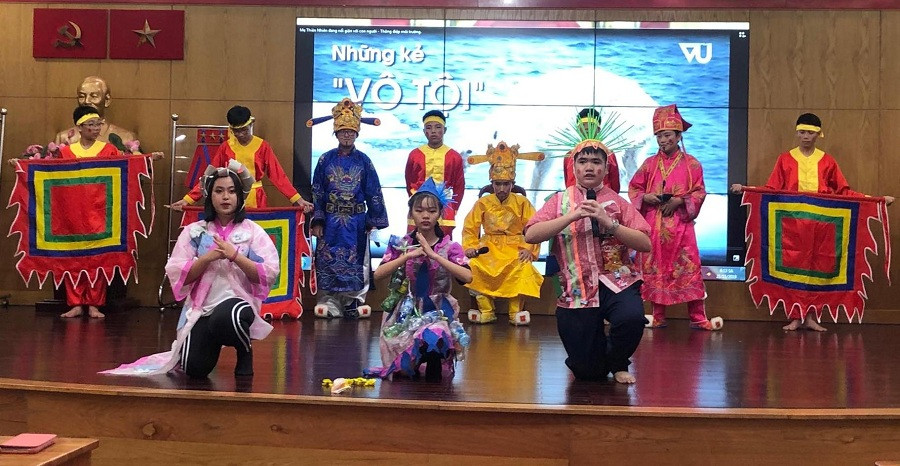 Học sinh tham gia một số tiết mục tuyên truyền về môi trường tại hội nghị sơ kết