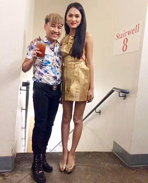 Hương Giang Idol: Bộ váy ngắn vô tình tố cáo đôi chân kém thẳng và gầy guộc với đầu gối “củ lạc” của nữ ca sĩ. Trước đó, Hương Giang vốn được khen là người đẹp chuyển giới hiếm hoi có được vóc dáng chuẩn ở showbiz Việt. Bộ váy ngắn vô tình tố cáo đôi chân kém thẳng, gầy nhẳng với đầu gối “củ lạc” của nữ ca sĩ Hương Giang idol. Trước đó, Hương Giang vốn được khen là người đẹp chuyển giới hiếm hoi có được vóc dáng chuẩn ở showbiz Việt.