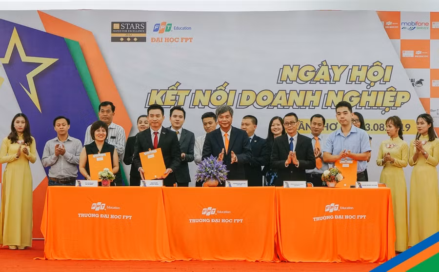 Lễ ký kết thỏa thuận hợp tác giữa Trường ĐH FPT Cần Thơ và các doanh nghiệp