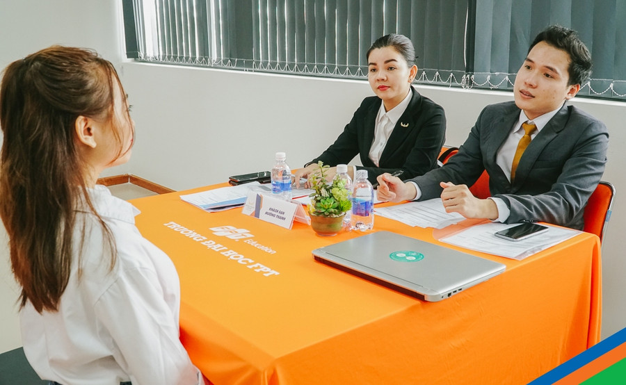 Các doanh nghiệp phỏng vấn sinh viên tại ngày hội