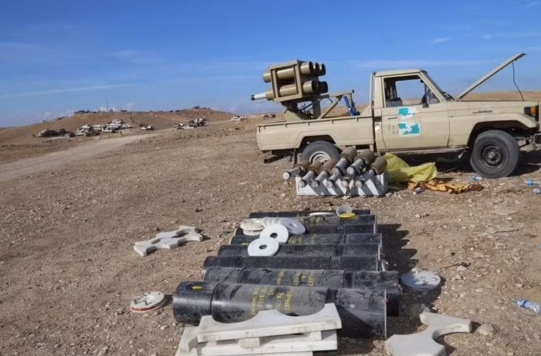 Khám kho vũ khí người Kurd trước giờ đánh IS ảnh 3