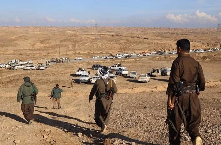 Khám kho vũ khí người Kurd trước giờ đánh IS ảnh 5