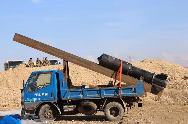 Khám kho vũ khí người Kurd trước giờ đánh IS ảnh 1