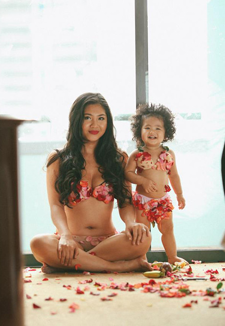 Trang phục của hai mẹ con do chị Mai Thy tự tay thực hiện