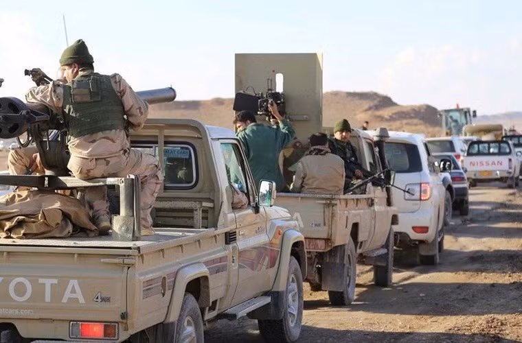 Khám kho vũ khí người Kurd trước giờ đánh IS ảnh 2