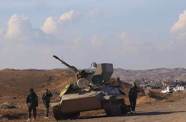 Khám kho vũ khí người Kurd trước giờ đánh IS ảnh 4