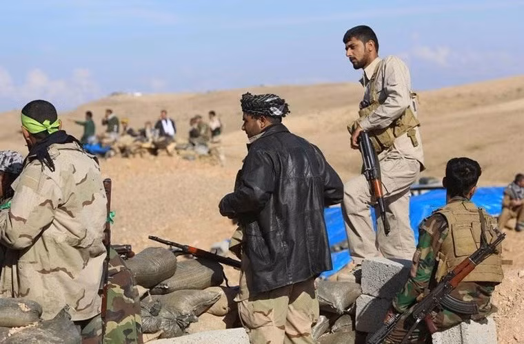 Khám kho vũ khí người Kurd trước giờ đánh IS ảnh 6