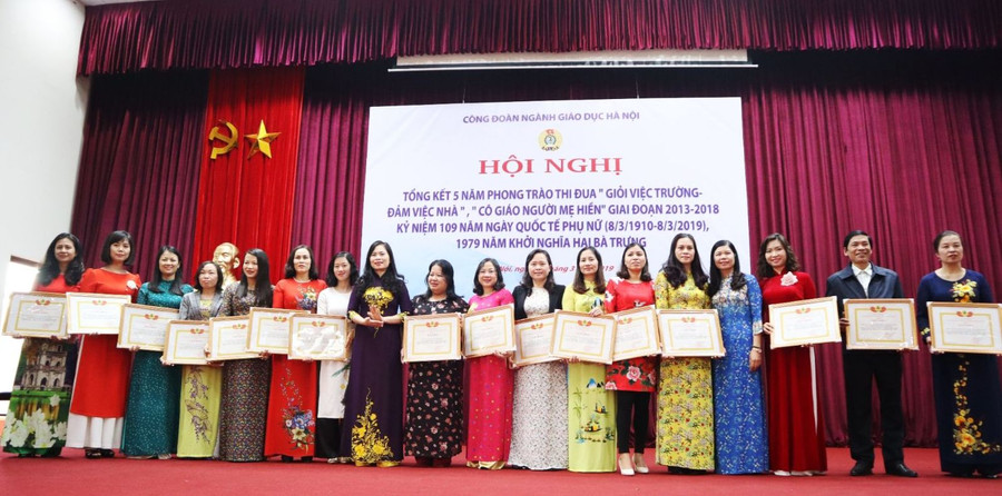 Công đoàn Giáo dục Hà Nội khen thưởng nữ nhà giáo có thành tích xuất sắc trong các phong trào thi đua. Ảnh minh họa.