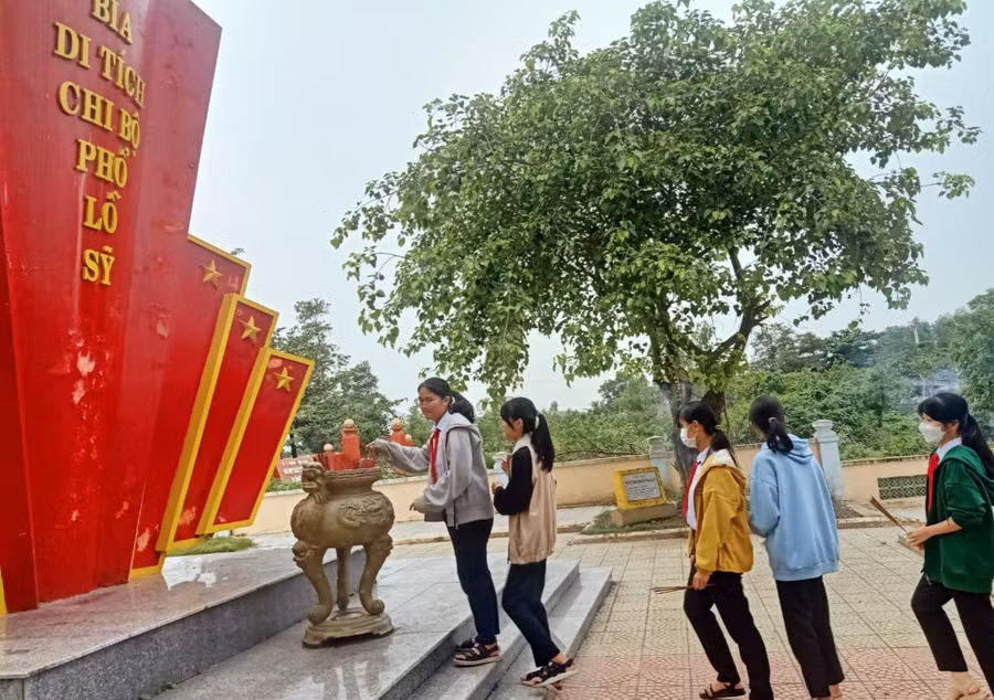 Học sinh đến thắp hương và tham quan di tích Chi bộ Phổ Lỗ Sỹ ở xã Hòa Khương.